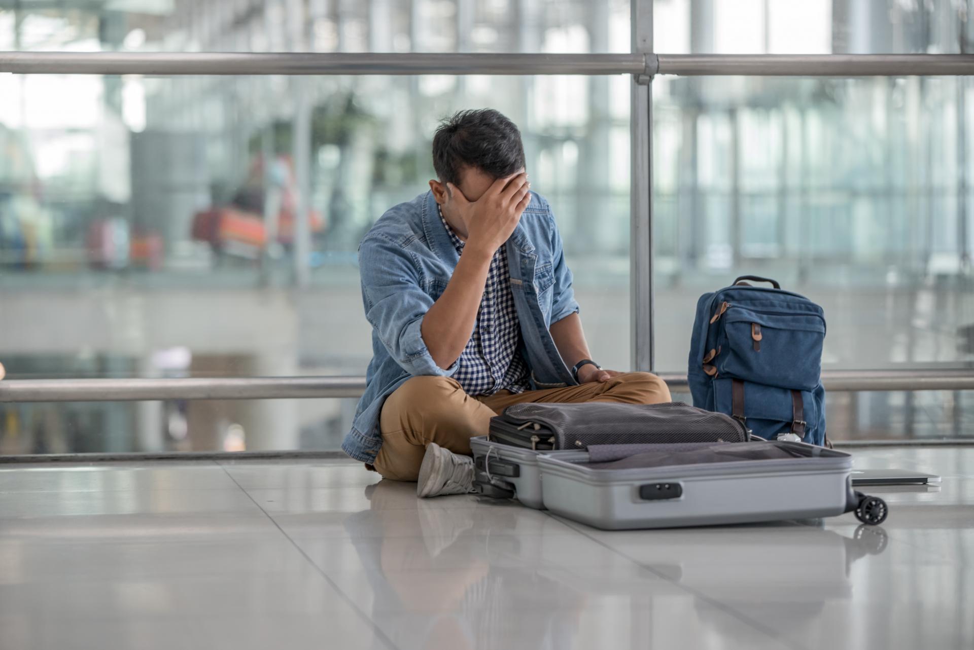Сон забыл вещи. Чемодан в аэропорту. Кража багажа в аэропорту. Забытые вещи в аэропорту. Человек с чемоданом.